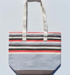 Sac de plage marron, gris blanc crème, rouge et vert forêt