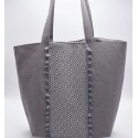 Sac Saint Tropez taupe avec des motifs en chevron et pompons