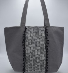 Sac Saint Tropez taupe motifs en chevron et pompons noir