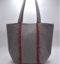 Sac Saint Tropez taupe motifs en chevron et pompons rouge