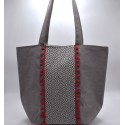 Sac Saint Tropez taupe motifs en chevron et pompons rouge