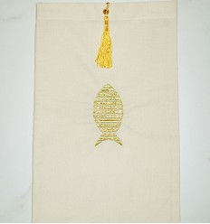 Pochette beige clair brodée avec pompon jaune doré