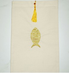 Pochette beige clair brodée avec pompon jaune doré 2