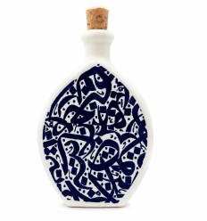 Flacon artisanal en céramique avec motifs bleus