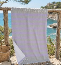 Fouta cinza com riscas roxas e felpo