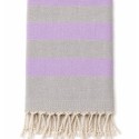 Fouta cinza com riscas roxas e felpo