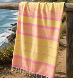 Toalla fouta Arthur amarillo claro y rosa flúor con rizo