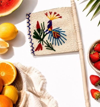 Éventail artisanal en palmier avec motif