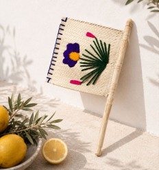 Éventail artisanal en palmier avec motif floral