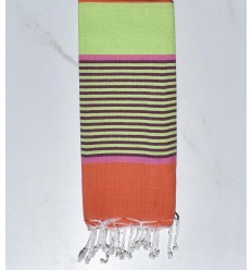 Enfant vert clair, rose, orange et bordeaux