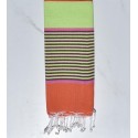 Enfant vert clair, rose, orange et bordeaux